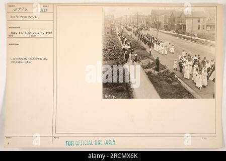 I soldati marciano in una celebrazione lituana a Chicago, Illinois, il 4 luglio 1918. La fotografia è stata ricevuta dal Comitato per l'informazione pubblica (C.P.i) e scattata il 17 agosto 1918. Didascalia: "I soldati partecipano a una celebrazione lituana a Chicago durante la prima guerra mondiale". Foto Stock