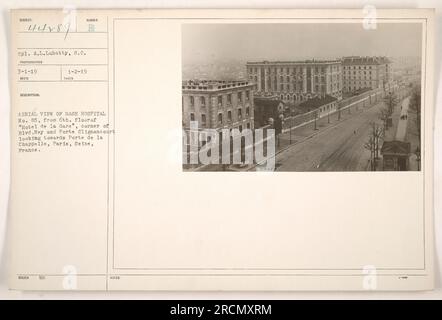 Veduta aerea dell'ospedale base n. 85 a Parigi, Francia. Scattata il 2 gennaio 1919, dal 6° piano dell'Hotel de la Gare, la fotografia mostra la posizione dell'ospedale all'angolo di Blvd. Ney e porte Clignancourt, guardando verso porte de la Chappelle. Scattato dal fotografo 44189 cpl. A.L. Lubatty il 1 marzo 1919, l'immagine fa parte delle fotografie delle attività militari americane durante la prima guerra mondiale. Foto Stock