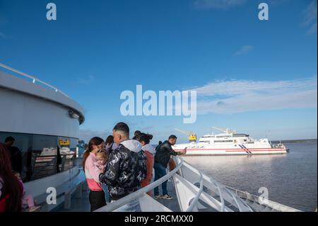 Colonia del Sacramento, Uruguay : 2023 maggio 2023: Passeggeri sul ponte del traghetto Colonia Express per la città di Buenos Aires, Argentina. Foto Stock