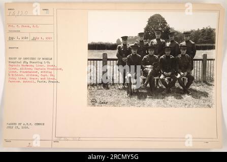 Gruppo di agenti dell'ospedale Mobile n. 2. Da sinistra a destra: Capitano Marburn, tenente Boots, tenente Allison, capitano Trueblood, tenente Frankhauser. Seduto da sinistra a destra: Tenente Allison, capitano St John, tenente Grace, tenente Parsons. Fotografia scattata a Auteuil, Parigi, Francia il 1° agosto 1918. Approvato da A.E.P. censor il 23 luglio 1918. Banconote emesse: 15820. Foto Stock