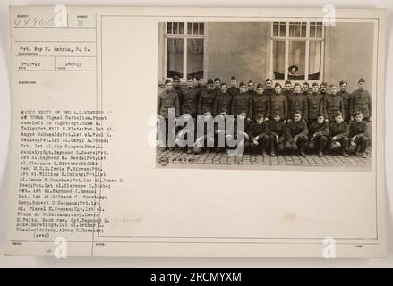I membri del 308th Signal Battalion posano per una foto di gruppo. Scattata il 6 gennaio 1919, l'immagine include vari gradi e nomi dei soldati. Prima fila (da sinistra a destra): Sgt. Sims A. Tally, Pvt. Will H. Flote, Pvt. 1st Cl. Angus McDonald, Pvt. 1st Cl. Paul K. Webner, Pvt. 1st Cl. Caryl A. Shank, Pvt. 1st Cl. Ely Borges, Cass. L. Mackely, Sgt. Raymond E. Beers, Pvt. 1st Cl. Raymond R. Navin, Pvt. 1st Cl. Clarence C. Hietter. Riga centrale: M.S.E. Irvin P. Birron, Pvt. 1st Cl. William E. Dainty, Pvt. 1st Cl. James P. Donahue, Pvt. 1st Cl. James O. Reed, Pvt. 1st Cl. Clarence D. Bebbe, Pvt. 1° Foto Stock