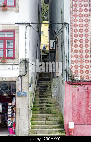 Passaggio stretto e ripido con scalini tra due edifici a Gaia, Porto, Portogallo. Foto Stock