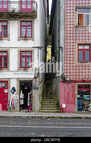 Passaggio stretto e ripido con scalini tra due edifici a Gaia, Porto, Portogallo. Foto Stock