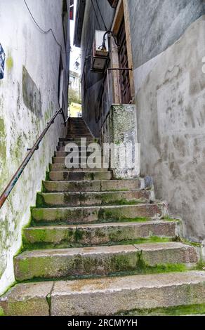 Passaggio stretto e ripido con scalini tra due edifici a Gaia, Porto, Portogallo. Foto Stock