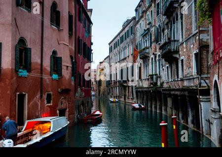 Tranquillo canale e sotoportego nel cuore di Venezia, Italia. Foto Stock