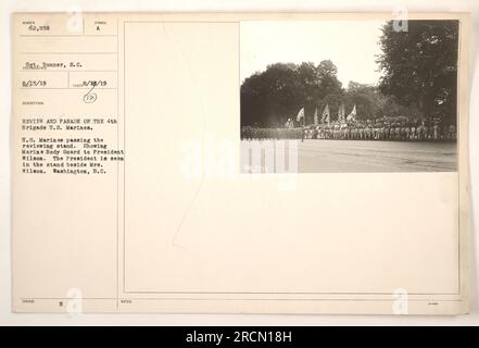 STATI UNITI I Marines della 4th Brigade partecipano ad una revisione e parata a Washington, D.C. I Marines possono essere visti passare davanti al banco di revisione, che include il presidente Wilson e la signora Wilson. Viene mostrata una Guardia del corpo dei Marines che protegge il Presidente. La foto è stata scattata il 15 agosto 1919 dal sergente Bonner. Foto Stock