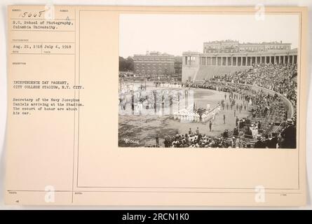 Il Segretario della Marina Josephus Daniels arriva in uno stadio di New York per un concorso del giorno dell'indipendenza. L'immagine mostra Daniels scortato da un gruppo di persone che circondano la sua auto. Questa foto è stata scattata da un fotografo della S.C. Scuola di Fotografia alla Columbia University. Il numero di riferimento dell'immagine è 111-SC-15668. Foto Stock