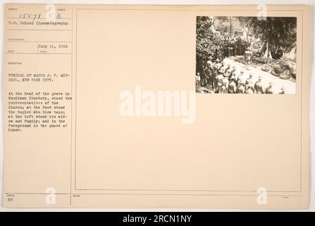 I rappresentanti della Chiesa sono a capo del maggiore J.P. La tomba di Mitchell nel Woodlawn Cemetery durante il suo funerale a New York l'11 luglio 1918. Il bugler ai piedi della tomba gioca a rubinetti, mentre la vedova e la famiglia del maggiore Mitchell si trovano a sinistra. In primo piano, la guardia d'onore è vigile. Foto Stock