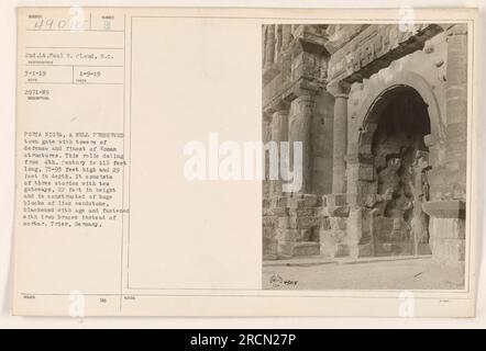 Porta della città ben conservata con torri di difesa e architettura romana. Costruito nel IV secolo, misura 115 piedi di lunghezza, 75-93 piedi di altezza e 29 piedi di profondità. Costruito utilizzando massicci blocchi di arenaria lias e bretelle di ferro, presenta tre piani con due porte. Situato a Treviri, Germania. Foto Stock
