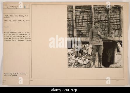 Sergente di prima classe C.E. Dunn del Signal Corps scattò questa fotografia del maggiore generale John L. Hines, l'ufficiale comandante della 4th Division, di fronte a un dugout che serve come quartier generale della divisione. La posizione è Cuisy, Mosa, Francia. La data della censura da parte dell'A.E.P. non è fornita. Foto Stock