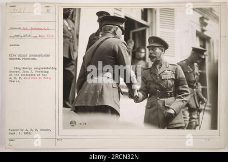 "La fotografia del sergente Jackson mostra re Giorgio III che si congratula con il generale John J. Pershing per i risultati dell'A. E. F. durante la prima guerra mondiale L'evento si è svolto a Molliens au Bois in Francia nell'agosto 1918. La fotografia è stata cancellata dalla A. E. P. Censor il 1° settembre 1918." Foto Stock