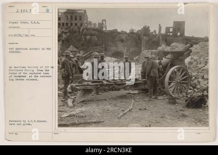 Didascalia: "Batteria americana di obici da 155 MM che sparano contro le colonne tedesche in ritirata dalle rovine della città di Varennes catturata durante l'avanzata americana nell'Argonne. Fotografia scattata da Signal Corps, U.S.A. in una data sconosciuta. Rilasciato da A.E.F. Censor." Foto Stock