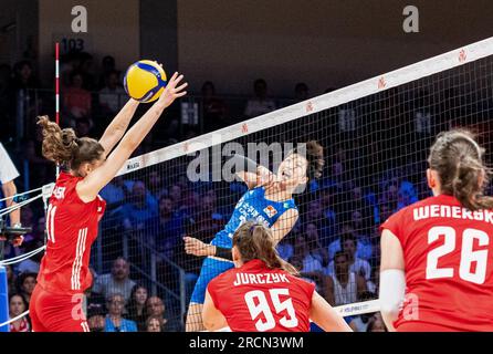 Arlington, USA. 15 luglio 2023. La cinese Yuan Xinyue si fa notare durante la semifinale tra Cina e Polonia alla Women's Volleyball Nations League di Arlington, negli Stati Uniti, il 15 luglio 2023. Crediti: Chen Chen/Xinhua/Alamy Live News Foto Stock