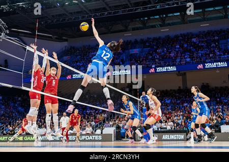 Arlington, USA. 15 luglio 2023. La cinese li Yingying (top) punta durante la semifinale tra Cina e Polonia alla Women's Volleyball Nations League di Arlington, negli Stati Uniti, il 15 luglio 2023. Crediti: Chen Chen/Xinhua/Alamy Live News Foto Stock