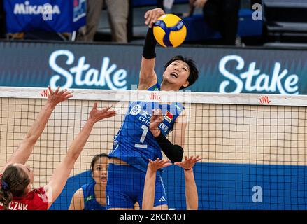 Arlington, USA. 15 luglio 2023. La cinese Yuan Xinyue (top) punta durante la semifinale tra Cina e Polonia alla Women's Volleyball Nations League di Arlington, negli Stati Uniti, il 15 luglio 2023. Crediti: Chen Chen/Xinhua/Alamy Live News Foto Stock