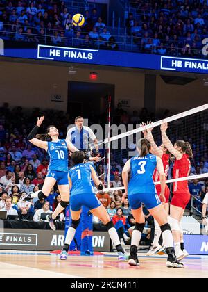 Arlington, USA. 15 luglio 2023. La cinese Wang Yunlu si fa notare durante la semifinale tra Cina e Polonia alla Women's Volleyball Nations League di Arlington, negli Stati Uniti, il 15 luglio 2023. Crediti: Chen Chen/Xinhua/Alamy Live News Foto Stock