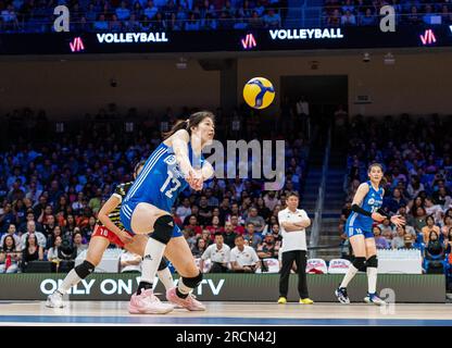 Arlington, USA. 15 luglio 2023. La cinese li Yingying (davanti) passa il pallone durante la semifinale tra Cina e Polonia alla Women's Volleyball Nations League di Arlington, negli Stati Uniti, il 15 luglio 2023. Crediti: Chen Chen/Xinhua/Alamy Live News Foto Stock