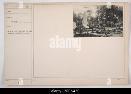 Soldati americani che rendono omaggio in un cimitero militare di Corbeny, in Francia, durante la prima guerra mondiale. Il cimitero è un solenne ricordo delle vittime della guerra. Le tombe sono fiancheggiate da file su file di croci bianche, ciascuna delle quali segna il luogo di riposo finale di un soldato caduto. Foto Stock