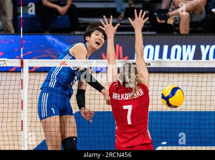 Arlington, USA. 15 luglio 2023. La cinese Yuan Xinyue (L) ha un picco durante la semifinale tra Cina e Polonia alla Women's Volleyball Nations League di Arlington, negli Stati Uniti, il 15 luglio 2023. Crediti: Chen Chen/Xinhua/Alamy Live News Foto Stock