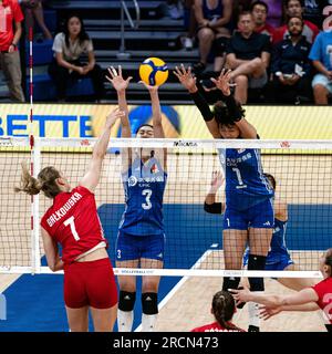 Arlington, USA. 15 luglio 2023. La Cina Diao Linyu (C) e Yuan Xinyue (R) bloccano durante la semifinale tra Cina e Polonia alla Women's Volleyball Nations League di Arlington, Stati Uniti, il 15 luglio 2023. Crediti: Chen Chen/Xinhua/Alamy Live News Foto Stock