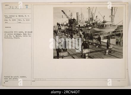 Il caporale Arthur Q. Smith del Signal Corps scaricava proiettili da 75 mm usando skidway a rulli nella sezione base n. 1 a Mantes, Loira inferiore, Francia il 3 novembre 1918. La foto è stata scattata il 2 gennaio 1919. Approvato dalla censura delle forze di spedizione americane. Foto Stock