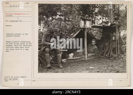 I fanti dell'esercito americano si accamparono nella regione di Argonne durante la prima guerra mondiale Hanno costruito una bacheca protetta utilizzando la metà inferiore di una scatola di sapone. La foto è stata scattata dal fotografo ufficiale e passata dalla censura A.E.P. La data dell'immagine non è fornita. Foto Stock