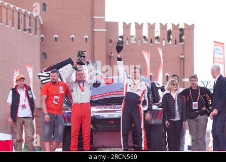 Mosca, Russia. 15 luglio 2023. Vincitore della categoria NG-Energo, il pilota russo Andrey Rudsky (4° L) e il navigatore Dmitry Karpov (3° L) si sono potuti durante la cerimonia di premiazione del Rally della via della Seta a Mosca, in Russia, il 15 luglio 2023. Crediti: Meng Jing/Xinhua/Alamy Live News Foto Stock