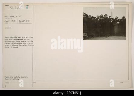 Descrizione immagine: Una fotografia scattata il 17 novembre 1918 dal sergente Ryden, S.C. che mostra una parata a Parigi, in Francia, per celebrare la liberazione dell'Alsazia Lorena. Nella foto, un alsaziano di età numerata e sua moglie, che furono imprigionati dai tedeschi per quattro anni, possono essere visti. La fotografia è stata passata da A.E.F. censor, anche se la data specifica non è indicata. Foto Stock