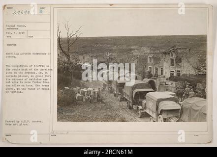 I veicoli militari americani passano attraverso il relitto a Esnes, un villaggio nella regione di Argonne, durante l'avanzata americana a nord-ovest di Verdun. A causa di una forte congestione, i veicoli possono viaggiare solo a un ritmo lento di due miglia all'ora. Questa foto è stata scattata il 5 novembre 1919 e approvata dalla A.E.P. censor. Foto Stock