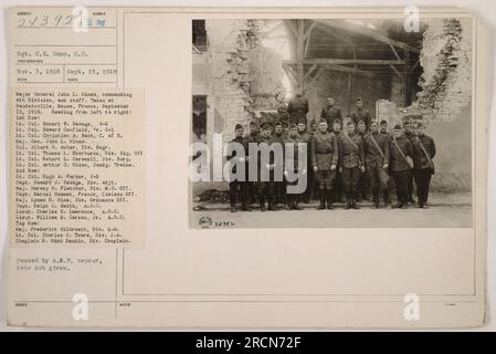 Il maggiore generale John L. Hines, comandante della 4th Division, e il suo staff. La foto è stata scattata a Haudainville, Meuse, in Francia, il 15 settembre 1918. Il personale nella foto è elencato da sinistra a destra in tre file, inclusi tenente colonnello, capitani e cappellani. La foto è stata approvata da un censore della A.B.F. Foto Stock