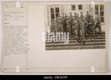 Il maggiore George A. Robinson, del 111th Field Signal Battalion, 36th Division, si rivolse agli ufficiali del suo comando. Gli ufficiali presenti sono Lieuts. Norman D. Mayne, Jasper K. A. Anderson, Thomas A. Welsh, Jean Molinie, Charles A. Provost, Philip Stockhouse, William McCann, il cappellano Harry H. Kline, Lieut. Raymond G. Starner, Lieut. Frank L. Shoemaker, capitano Claude A. Caldwell, Lieut. Robert C. Overton, Lieut. Charles L. Turner, capitano Munford Hoover, Lieut. Edward C. Toy, il capitano Roy C. Jackson e Lieut. Everett E. Kelsey. Presa a Dannemeine, Yonne, Francia, il 25 febbraio 1919. Foto Stock