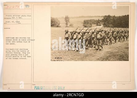 I soldati americani rivestiti con maschera a gas si dirigono verso la battaglia durante la ritirata tedesca a Chateau Thierry, il 16 settembre 1918. Questa fotografia ufficiale francese mostra gli americani che passano attraverso un'area piena di gas all'indomani dell'offensiva tedesca. Immagine scattata da un fotografo non divulgato. Solo per uso ufficiale. Numero descrizione immagine: 20696. Foto Stock