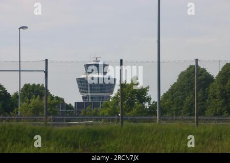 Torre di controllo presso l'aeroporto Franz Josef Strauss di Monaco in Germania. Foto Stock