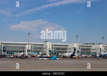 Aerei alle porte dell'aeroporto Franz Josef Strauss di Monaco, Germania Foto Stock