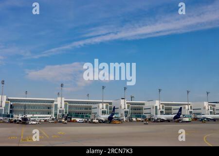 Aerei alle porte dell'aeroporto Franz Josef Strauss di Monaco, Germania Foto Stock