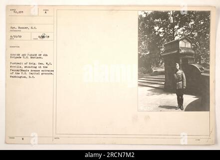 Brig. Gen. W.C. Neville è visibile all'ingresso della Pennsylvania Avenue degli Stati Uniti Capitol Grounds a Washington, D.C. Questa fotografia cattura una recensione e una parata della 4th Brigade, U.S. Marines. L'immagine è stata scattata il 13 agosto 1919 da Sgt. Bonner e ricevuta dal fotografo il 15 agosto 1919. La descrizione elenca la fotografia come numero 62.205. Foto Stock