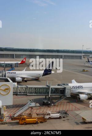 Aerei alle porte dell'aeroporto Franz Josef Strauss di Monaco, Germania Foto Stock