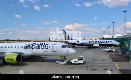 Aerei Air Baltic e Ryanair all'aeroporto di Gothenburg-Landvetter in Svezia Foto Stock