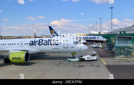 Aerei Air Baltic e Ryanair all'aeroporto di Gothenburg-Landvetter in Svezia Foto Stock