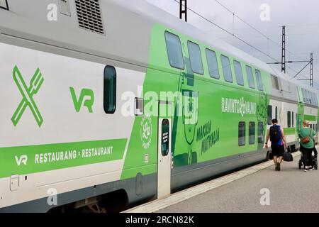 Carro ristorante sul treno finlandese a lunga distanza alla stazione ferroviaria principale di Helsinki. Foto Stock