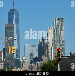 Alti edifici del centro di Manhattan con la Freedom Tower vista da Brooklyn mentre si è seduti al semaforo. Foto Stock