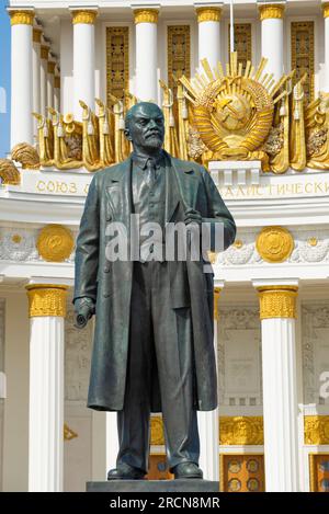 MOSCA, RUSSIA - 14 APRILE 2021: Monumento a V.I. Lenin (Ulyanov) nel padiglione centrale del Centro esposizioni All-Russian (VDNKh) in una giornata di sole Foto Stock