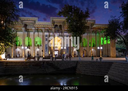 BUKHARA, UZBEKISTAN - 10 SETTEMBRE 2022: Vista dell'antica moschea del Bolo-Bolo-Hauz al crepuscolo di settembre Foto Stock