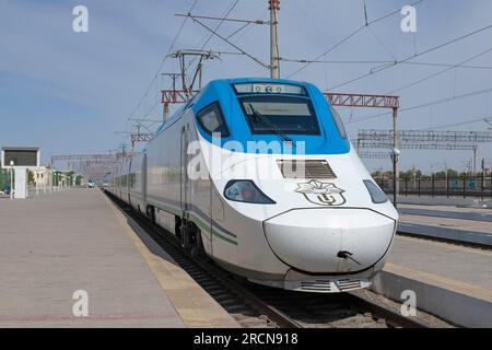 KAGAN, UZBEKISTAN - 11 SETTEMBRE 2022: Treno ad alta velocità Talgo 250 "Afrosiyob" sulla stazione Bukhara-1 in una giornata di sole. La via principale Foto Stock