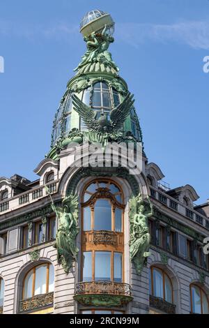 SAN PIETROBURGO, RUSSIA - 26 MAGGIO 2023: Vista della cupola dell'edificio della compagnia Singer (House of Books) in un soleggiato giorno di giugno Foto Stock