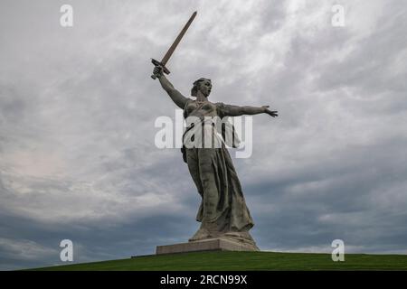 VOLGOGRAD, RUSSIA - 4 GIUGNO 2023: Monumento 'la madrepatria chiama!' Su Mamayev Kurgan in una nuvolosa mattinata estiva Foto Stock