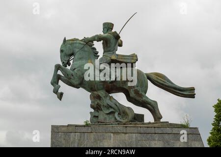 NALCHIK, RUSSIA - 06 GIUGNO 2023: Monumento ai soldati della 115a Divisione di cavalleria Kabardino-Balkar in una giornata nuvolosa Foto Stock