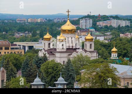 Cattedrale di Spassky nel paesaggio urbano di prima mattina di giugno. Pyatigorsk, Russia Foto Stock