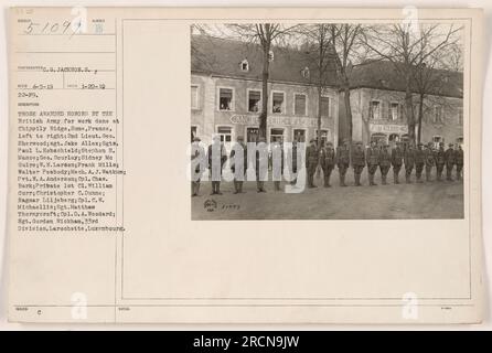 Soldati premiati per il loro lavoro a Chipilly Ridge in Francia. Da sinistra a destra: 2° Lieut. Geo. Sherwood, Sgt. Jake Allex, Sgts. Paul L. Hobschield, Stephen H. Mance, Geo. Gourley, Sidney Mc Guire, W. N. Larson, Frank Mills, Walter Peabody, Mecc. A. J. Watkum, Pvt. W. A. Anderson, Cpl. Corteccia, privato 1st Cl. William Curr, Christopher C. Dunne, Ragnar Liljeberg, C.W. Michaellis, Sgt. Matthew Thornycroft, D. A. Woodard e Gordon Wickham della 33rd Division. Foto scattata a Larochette, Lussemburgo. Foto Stock