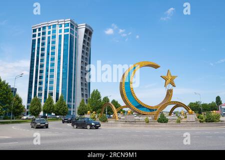 ARGUN, RUSSIA - 14 GIUGNO 2023: Una mezzaluna con una stella è un simbolo musulmano sulla piazza centrale in un soleggiato giorno di giugno. Repubblica cecena Foto Stock